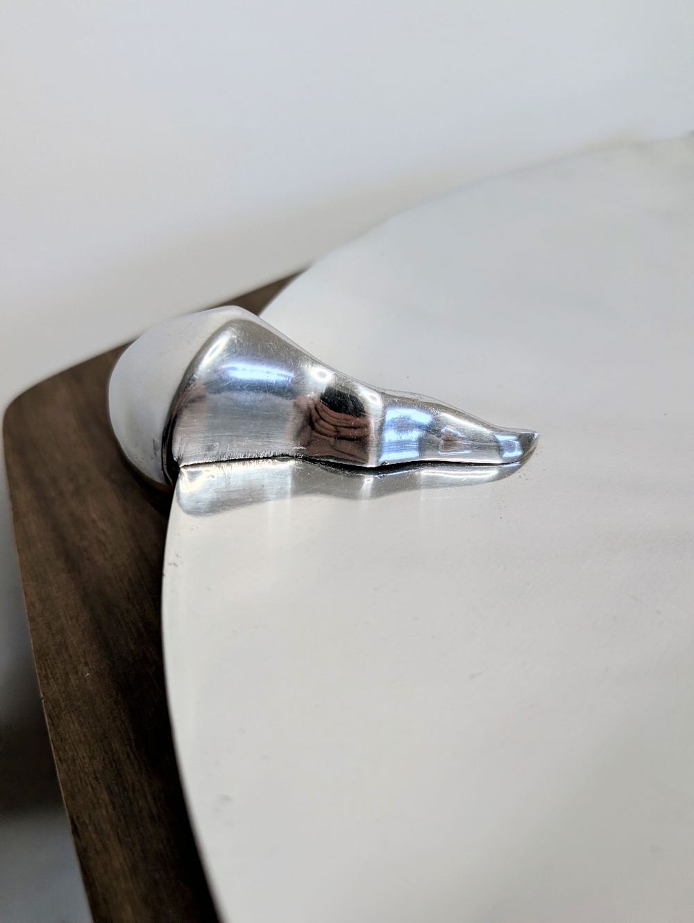 Vintage 80s Claw Footed Brutalist Bright Silver Tone Aluminum Large Platter Bowl - Picture 11 of 16